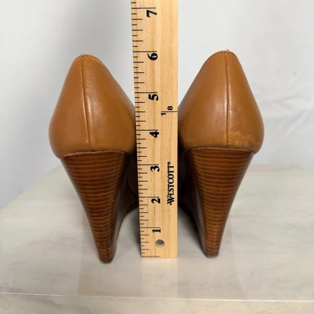 Tory Burch Tan Leather Patent Cap Toe Wedge Pumps Gold Logo 9.5M Classic office